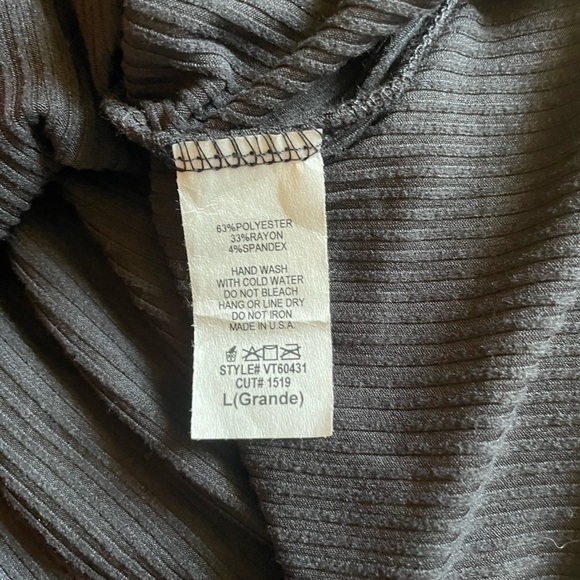 Vine & Love cold shoulder top NWT - Picture 6 of 6